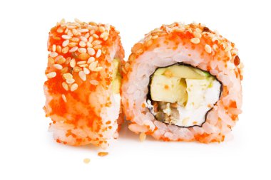 Beyaz arka planda yengeç eti, avokado, içinde salatalık ve masago olan suşi rulosu (California). Japon yemeği.