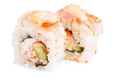 Yengeç eti, avokado ve beyaz arka planda izole edilmiş salatalıklı suşi rulosu (California). Japon yemeği.