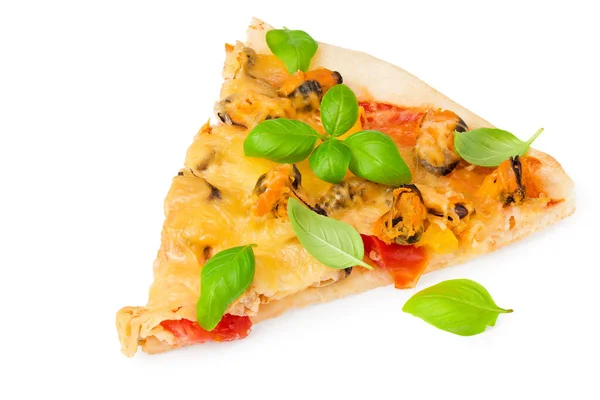 Rebanada Deliciosa Pizza Con Mariscos Albahaca Aislados Sobre Fondo Blanco — Foto de Stock