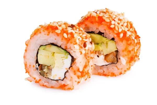 Beyaz arka planda yengeç eti, avokado, içinde salatalık ve masago olan suşi rulosu (California). Japon yemeği.