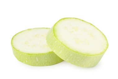 Beyaz arkaplanda izole edilmiş kabak dilimleri