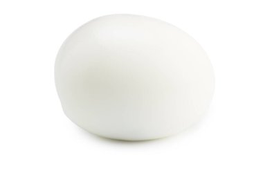 Beyaz arka planda izole edilmiş haşlanmış yumurta.