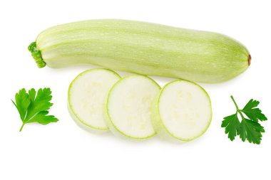 Taze yeşil kabak ya da beyaz arka planda izole edilmiş maydanozlu kemik iliği. Üst görünüm