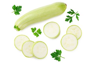 Taze yeşil kabak ya da beyaz arka planda izole edilmiş maydanozlu kemik iliği. Üst görünüm