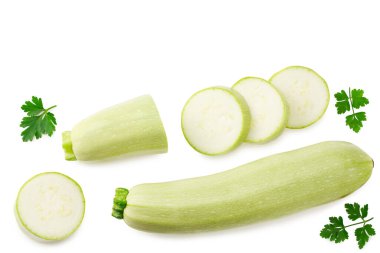 Taze yeşil kabak ya da beyaz arka planda izole edilmiş maydanozlu kemik iliği. Üst görünüm