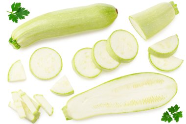 Taze yeşil kabak ya da beyaz arka planda izole edilmiş maydanozlu kemik iliği. Üst görünüm