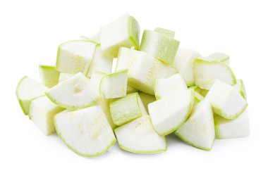 Beyaz arkaplanda izole edilmiş kabak dilimleri