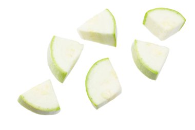 Beyaz arka planda izole edilmiş kabak dilimleri. Üst görünüm