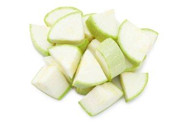 Beyaz arka planda izole edilmiş kabak dilimleri. Üst görünüm