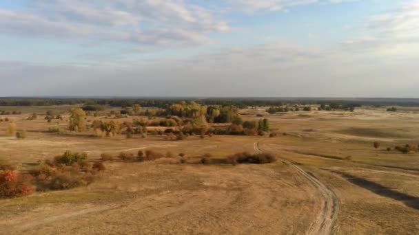 Yükseklikten Doğanın Sonbahar Panoraması Batan Güneşin Işınlarında Çöl Arazisi — Stok video