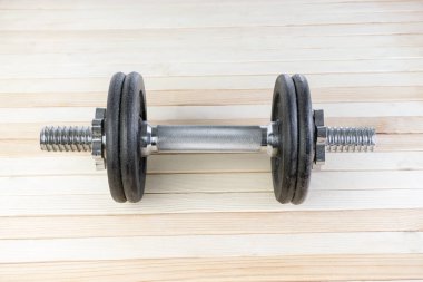 yüksek çözünürlüklü ahşap arka plan üzerinde krom gümüş saplı siyah metal spor salonu halter. Fitness ve kilo kaybı kavramı.