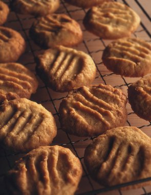 Taze pişmiş bisküviler içinde tepsi üzerinde Kapat
