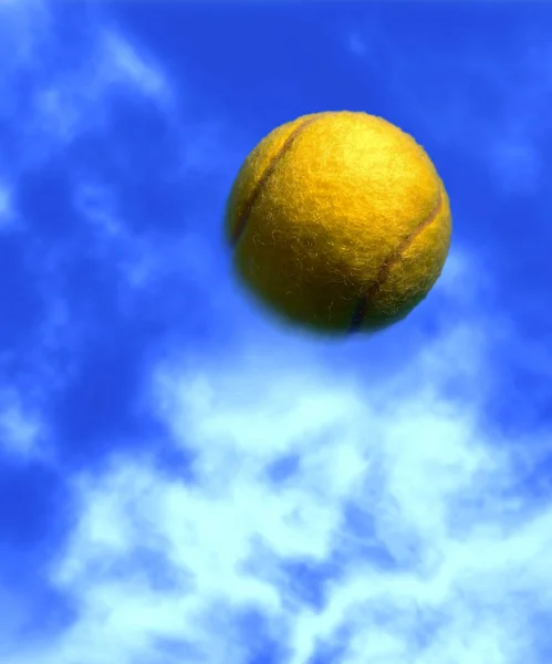 Bola Tenis Kuning Dengan Latar Belakang Biru — Stok Foto
