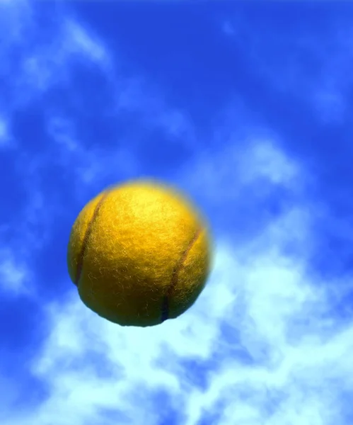 Pelota Tenis Amarillo Sobre Fondo Azul —  Fotos de Stock