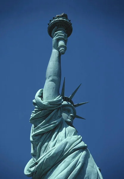 Posąg Wolności Przeciwko Błękitnemu Niebu — Zdjęcie stockowe