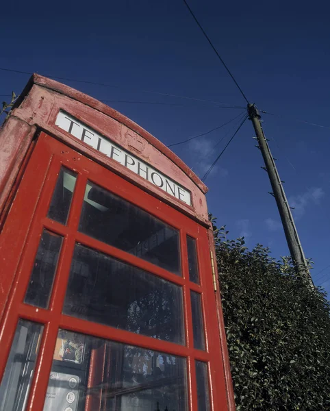 Traditionelle Rote Telefonzelle Mit Telegrafenmast Hintergrund — Stockfoto
