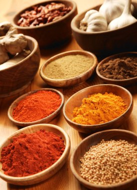 Ahşap kase içinde baharatlar yelpazesi