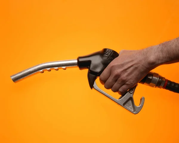 Handen Håller Bensinpump Isolerad Orange Bakgrund — Stockfoto