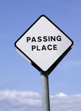 Yol trafik işaret geçen mavi gökyüzü arka plan üzerinde izole yer