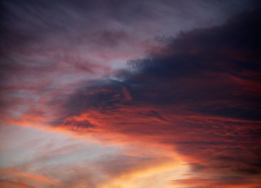 Kızıl gökyüzü ve gün batımı arka plan bulutlara