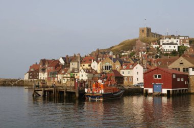 Whitby Limanın eski yan hayat tekne ve Aziz Hildas Kilisesi