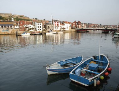 Whitby Limanın balıkçı tekneleri ve Swing Köprüsü
