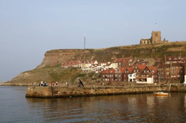 Whitby Limanın eski yan ve arka planda aziz Hildas Kilisesi