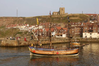Whitby Limanın eski yan ve Aziz Hildas Kilisesi ile yelkenli gemi