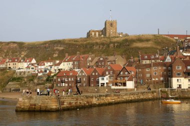 Whitby Limanın eski yan ve arka planda aziz Hildas Kilisesi