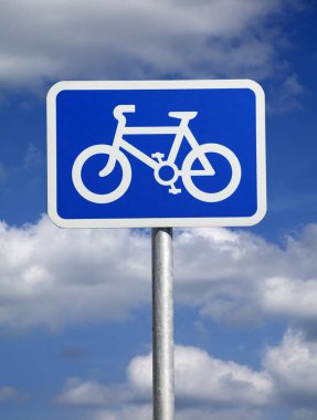 Lane yol trafik işaret üzerinde mavi gök döngüsü