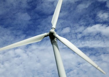 Rüzgar Türbini karşı mavi gökyüzü ve bulutlar