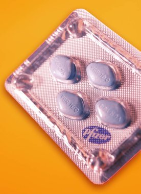 Sarı zemin üzerine dört Viagra Tablet