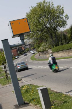 Sarı Gatso yol trafik hız kamerası yakın fren Araçlar