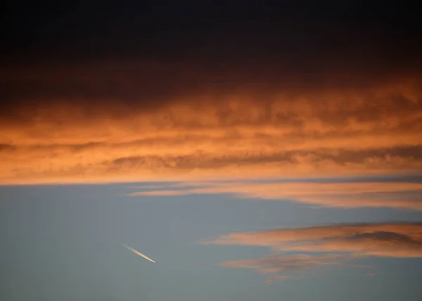 Красный Оранный Стратус Окружает Солнении Jet Aircraft Vapour Trail — стоковое фото