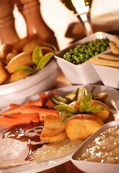 Elma soslu domuz eti yemek kızartma