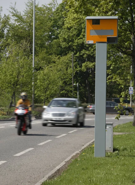 摩托车和汽车通过加索道路交通速度摄像头 — 图库照片