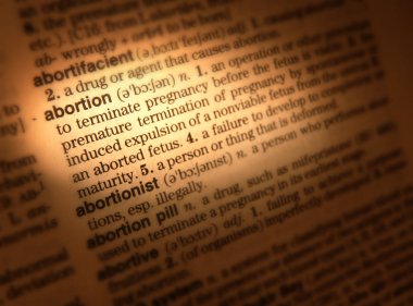 Kelime kürtaj tanımını gösteren sözlük sayfası kapat