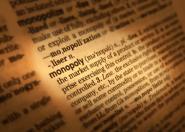 Zbliżenie Słownik Stronę Wyświetlono Definicja Słowa Monopol — Zdjęcie stockowe