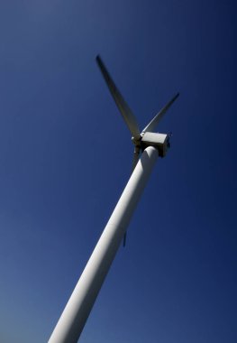 Mavi gökyüzü karşı tek rüzgar türbini