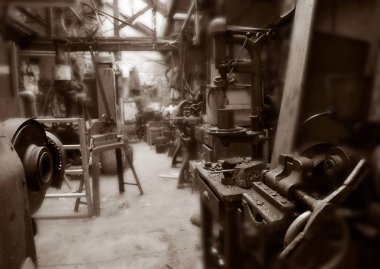 Terk edilmiş tekstil fabrikası Yorkshire İngiltere'de eski makine