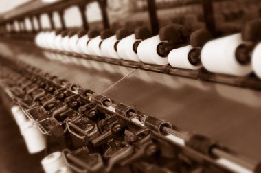 Terk edilmiş tekstil fabrikası Yorkshire İngiltere'de eski makine