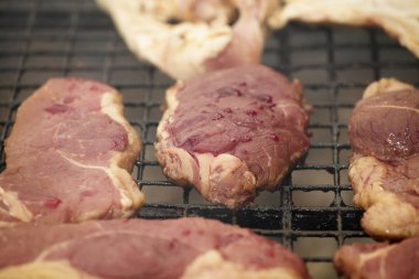 Bir Barbekü ortasında pişirme sığır eti biftek yakın çekim