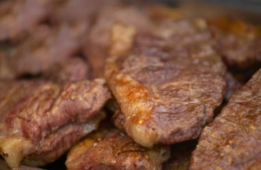 Taze pişmiş sığır eti biftek yığını