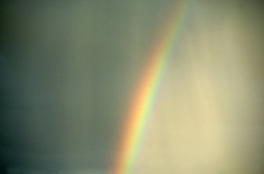 Gökkuşağı yağmur meyilli ile fırtınalı gökyüzünde