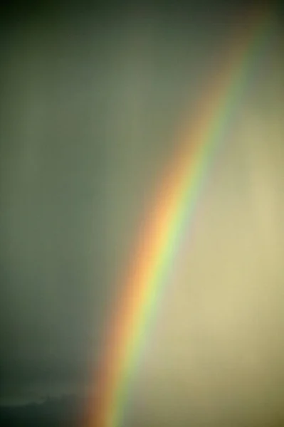 Regenbogen Stürmischem Himmel Mit Schrägem Regen — Stockfoto