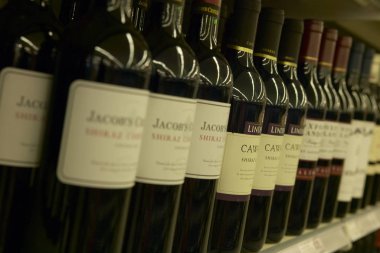 Süpermarket rafında şarap şişeleri