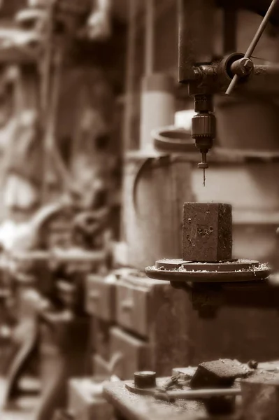 Maquinaria antigua en molino textil abandonado — Foto de Stock