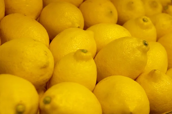 超市货架上的新鲜柠檬 — 图库照片