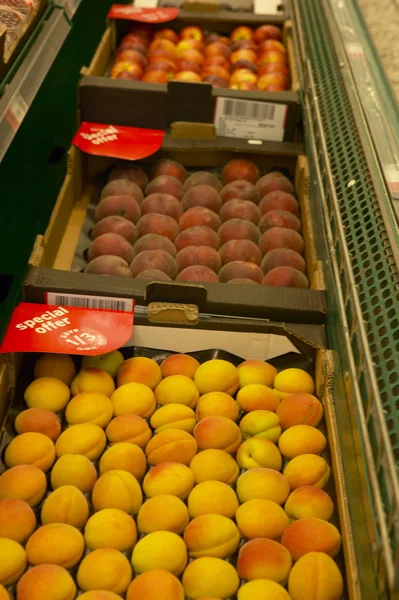 Persikor plommon och äpplen på stormarknad hylla — Stockfoto