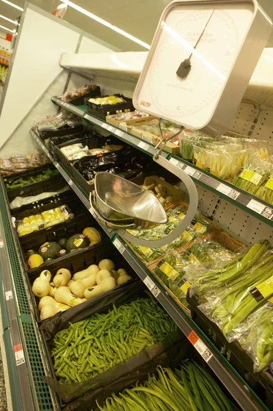 Färska grönsaker på stormarknad hylla — Stockfoto